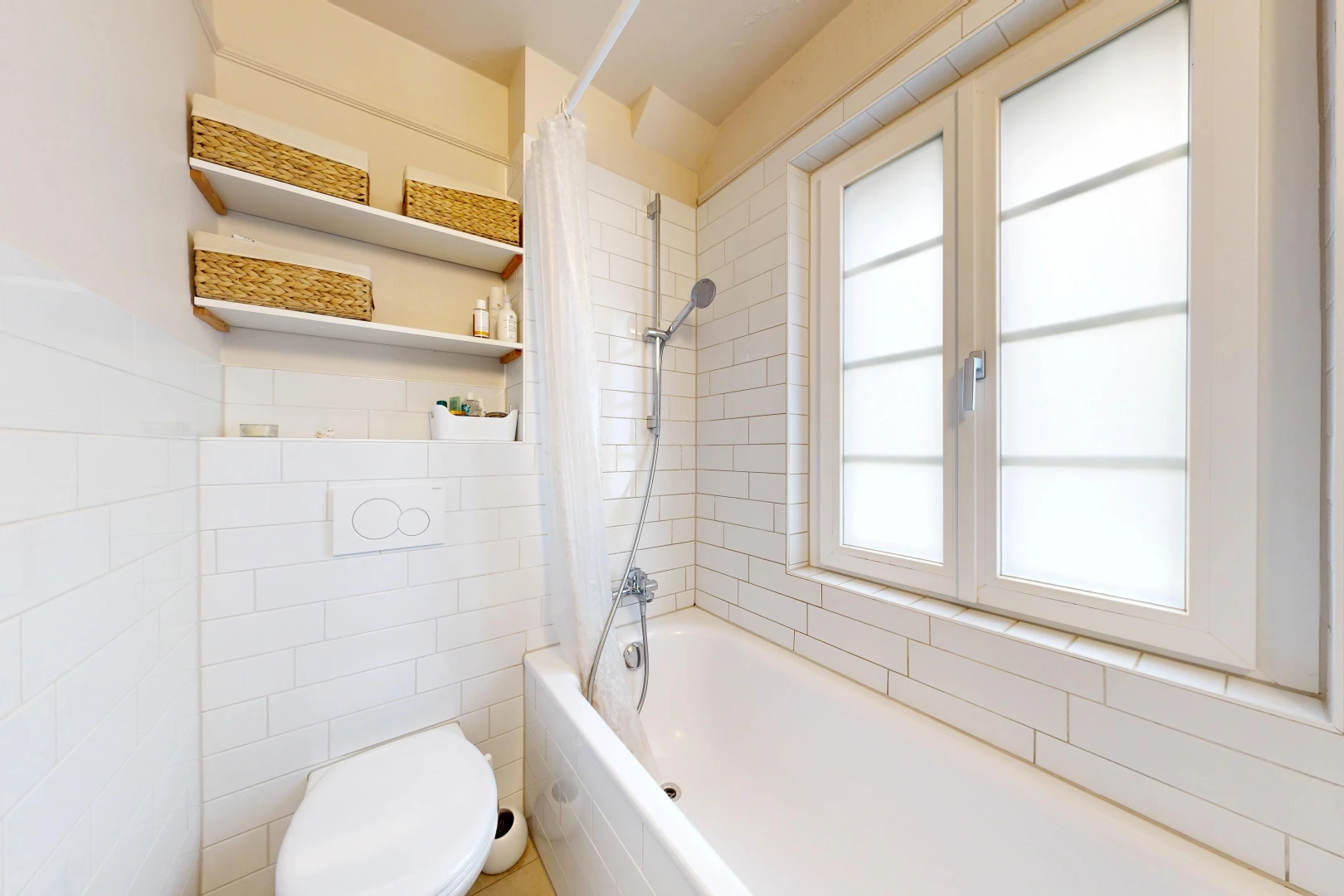 salle de bains avec douche-bain combinés, salle de bain complète, inside property, tile wall, et mur en carrelage