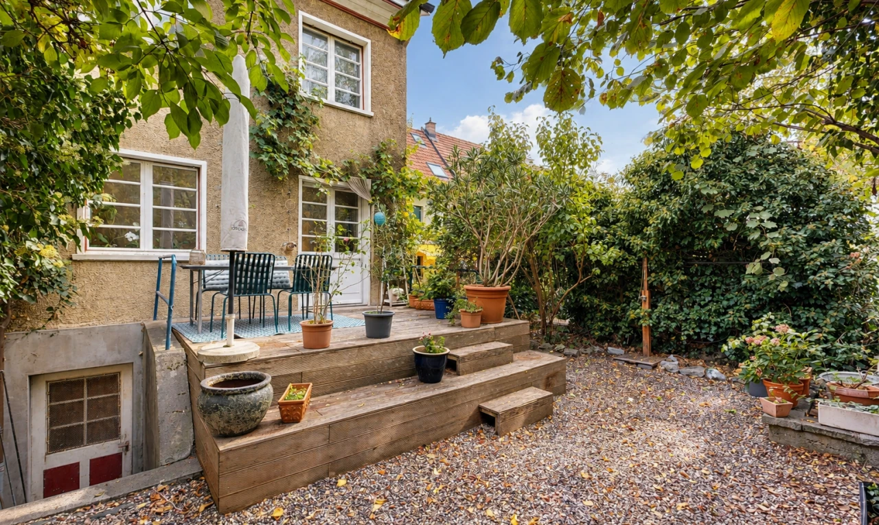 façade avec bardage en stuc, coin repas extérieur, from property, property visible, et day time