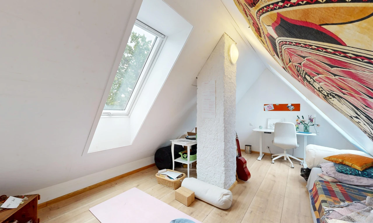 chambre avec wood finish floor, sol en finition bois, vaulted ceiling, plafond voûté, et low ceiling