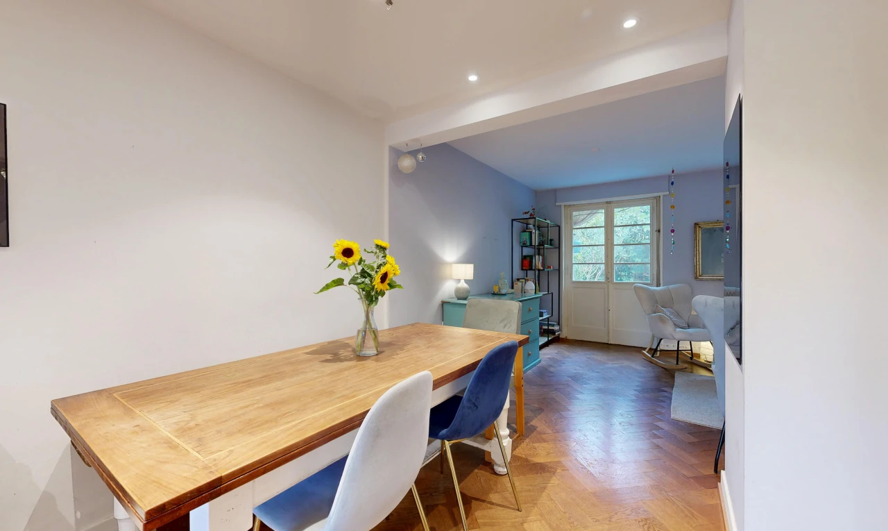 salle à manger avec cloison sèche, drywall, éclairage encastré, sol en finition bois, et wood finish floor