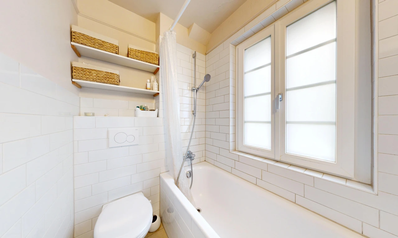 salle de bains avec douche-bain combinés, salle de bain complète, inside property, tile wall, et mur en carrelage