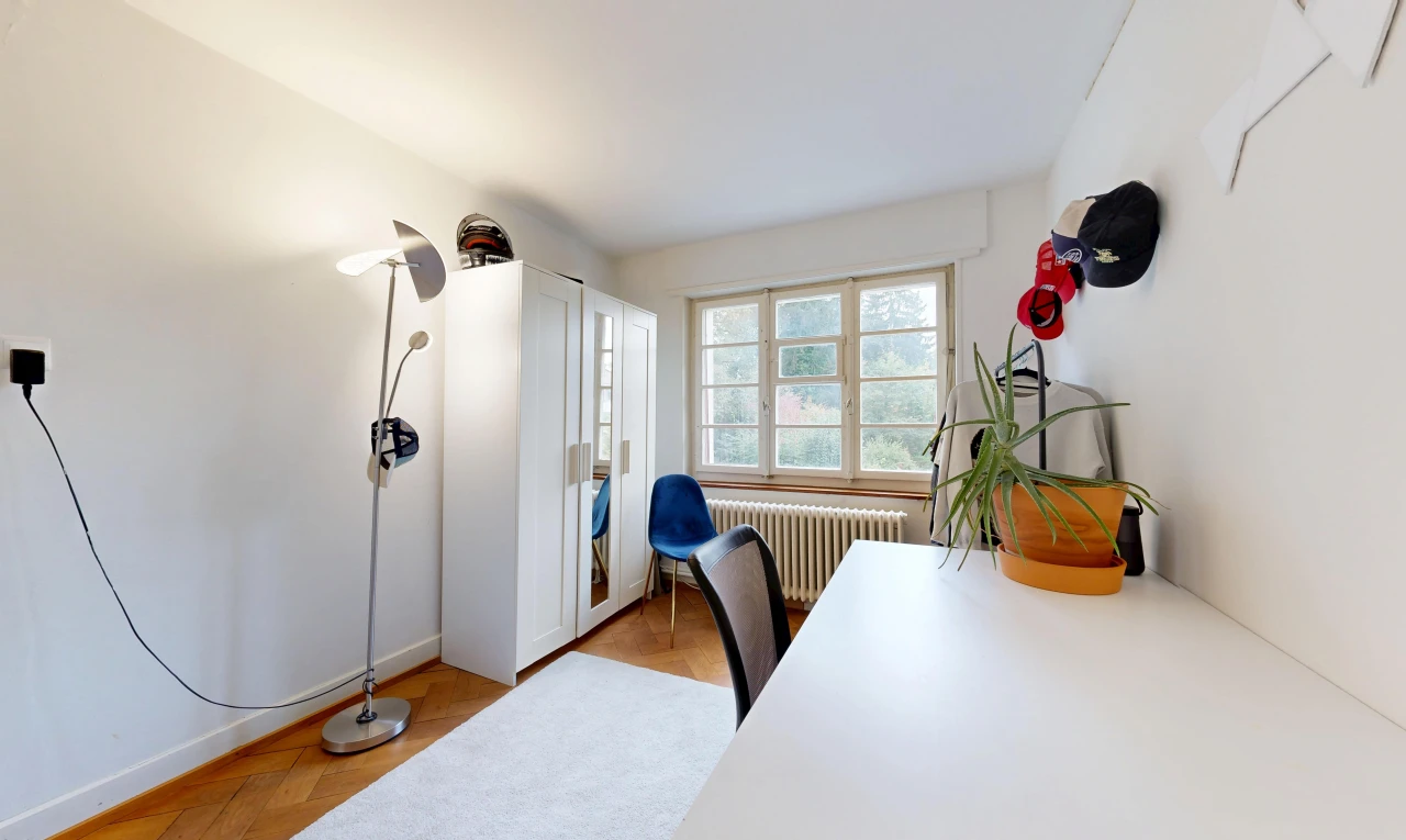 bureau avec radiateur, drywall, cloison sèche, wood finish floor, et sol en finition bois