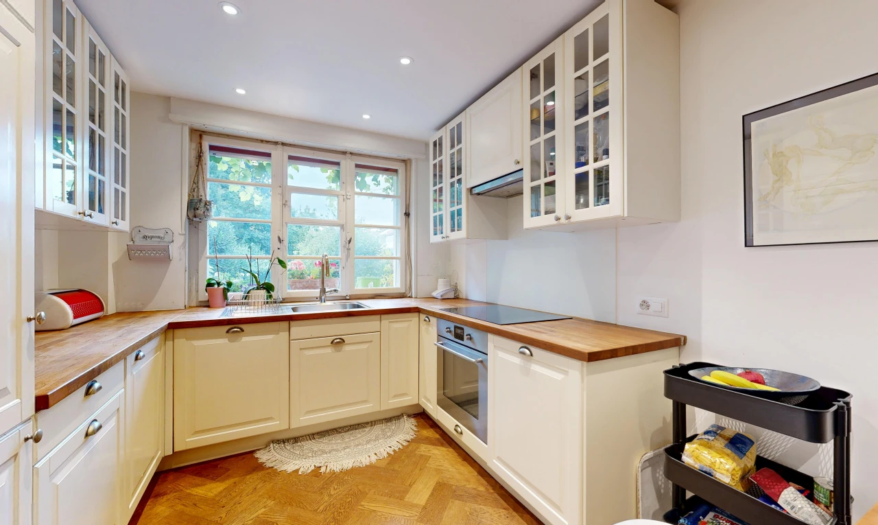 cuisine avec butcher block countertops, plans de travail en bois de boucher, four, glass insert cabinets, et armoires avec insert en verre