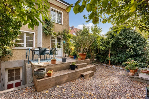 façade avec bardage en stuc, coin repas extérieur, from property, property visible, et day time