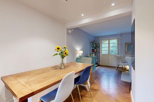 salle à manger avec cloison sèche, drywall, éclairage encastré, sol en finition bois, et wood finish floor