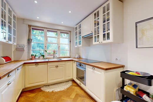 cuisine avec butcher block countertops, plans de travail en bois de boucher, four, glass insert cabinets, et armoires avec insert en verre