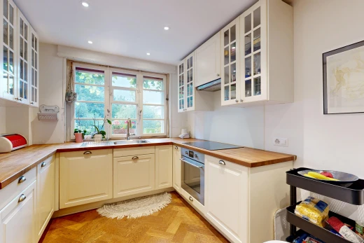 cuisine avec butcher block countertops, plans de travail en bois de boucher, four, glass insert cabinets, et armoires avec insert en verre