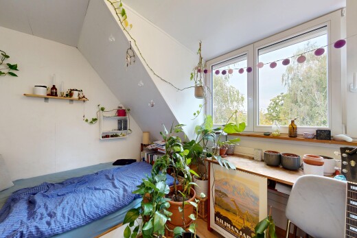 chambre avec pièce supplémentaire, drywall, cloison sèche, vaulted ceiling, et plafond voûté