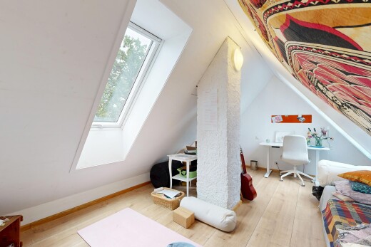 chambre avec wood finish floor, sol en finition bois, vaulted ceiling, plafond voûté, et low ceiling