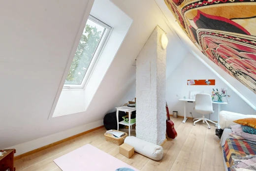 chambre avec wood finish floor, sol en finition bois, vaulted ceiling, plafond voûté, et low ceiling