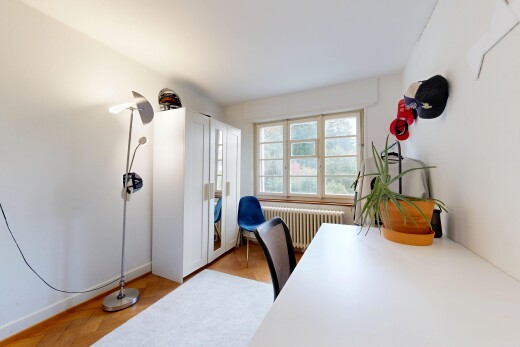 bureau avec radiateur, drywall, cloison sèche, wood finish floor, et sol en finition bois