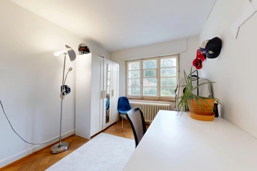bureau avec radiateur, drywall, cloison sèche, wood finish floor, et sol en finition bois