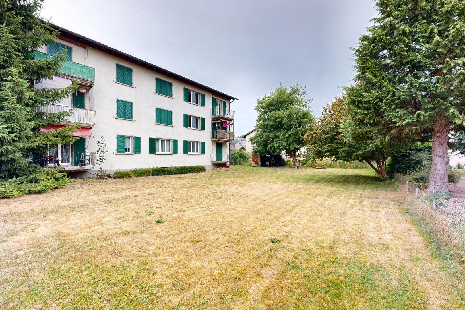 außenansicht mit apartment complex view, rasen, from community, balkon, und stuckverkleidung