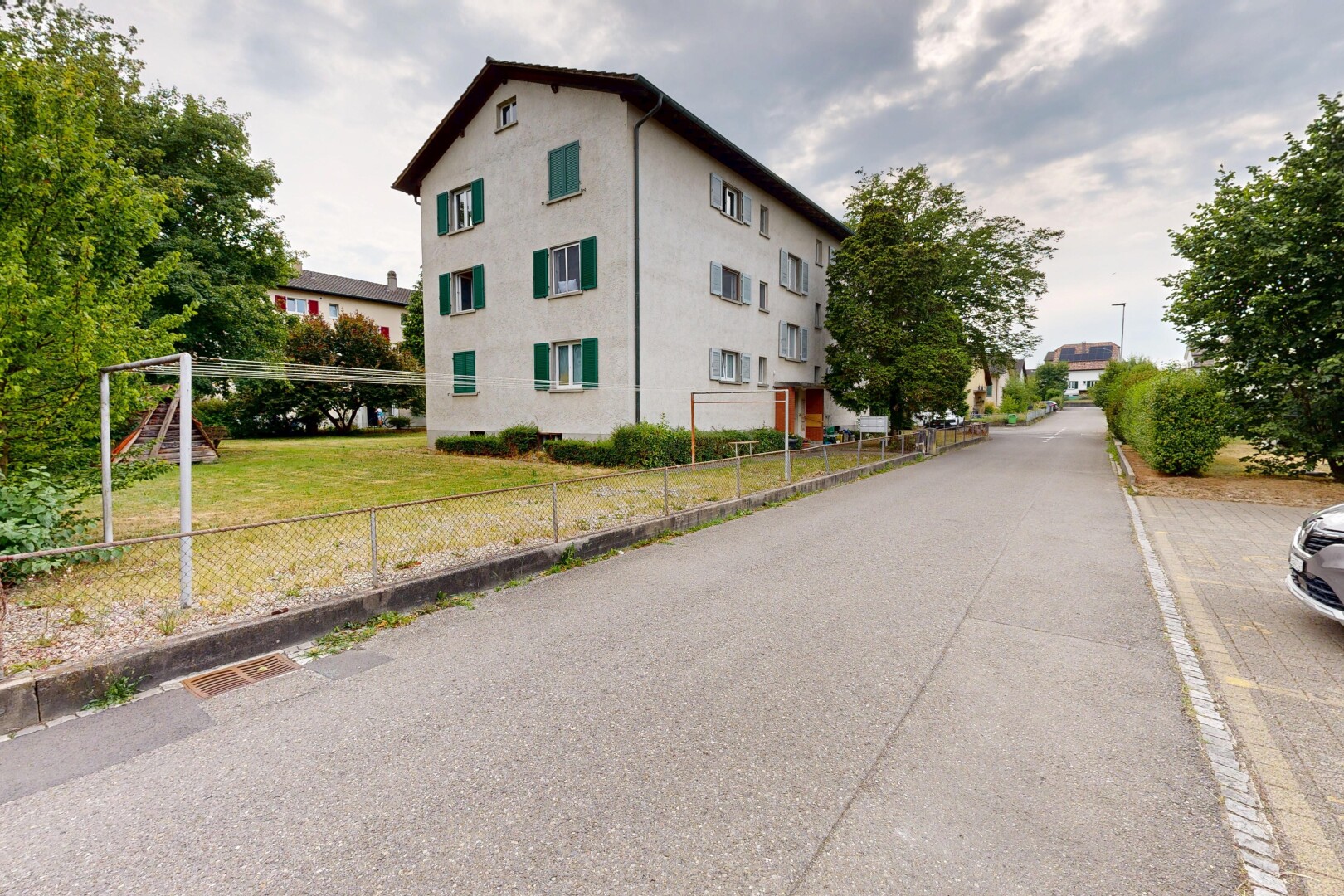 außenansicht mit zaun, apartment complex view, und stuckverkleidung