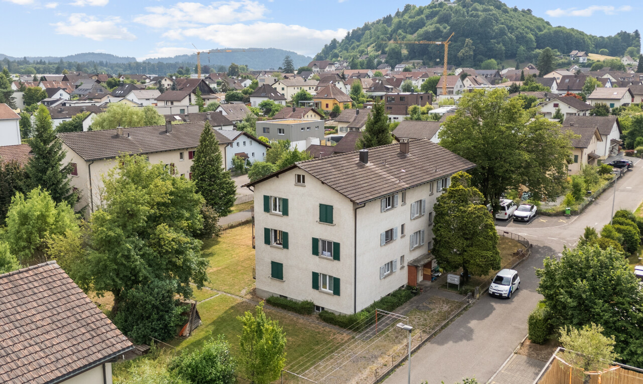außenansicht mit zaun, power lines view, day time, stuckverkleidung, und mountain view