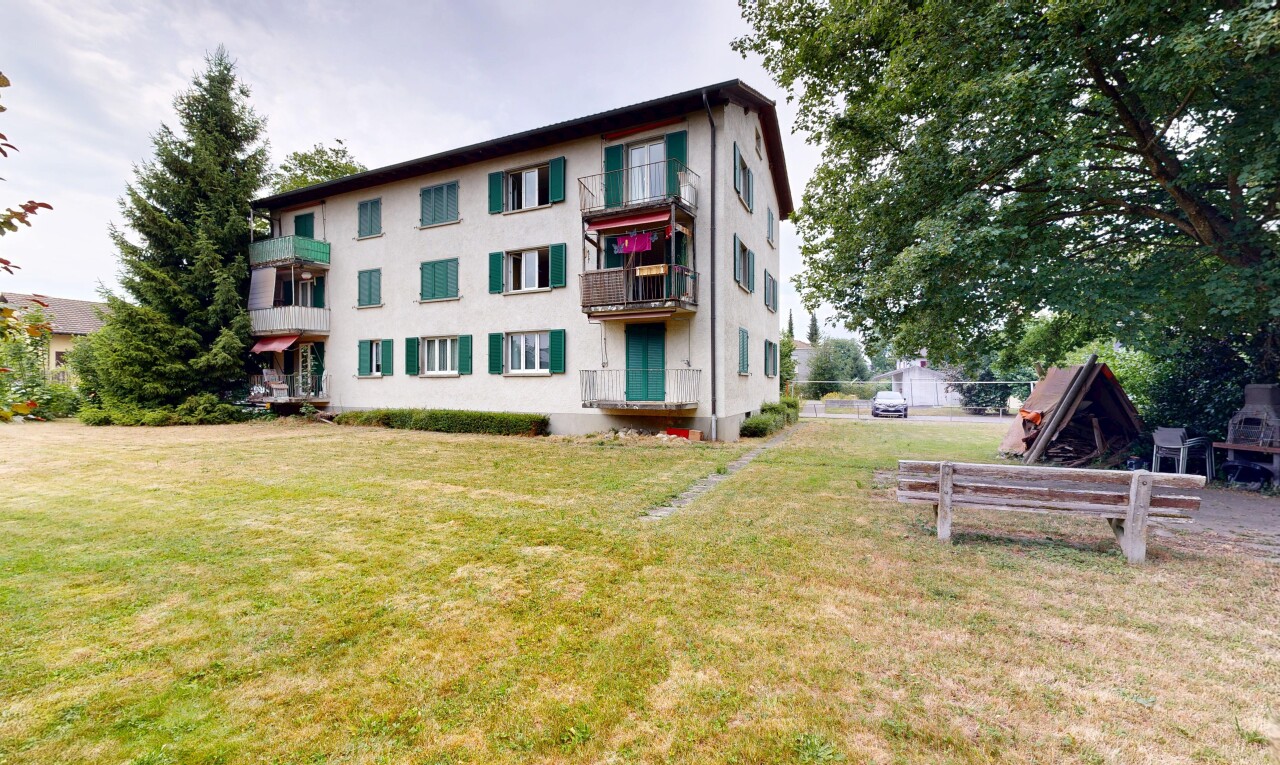 außenansicht mit apartment complex view, balkon, rasen, from community, und stuckverkleidung