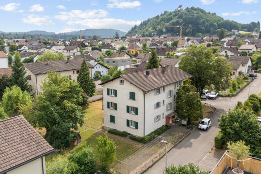 außenansicht mit zaun, power lines view, day time, stuckverkleidung, und mountain view