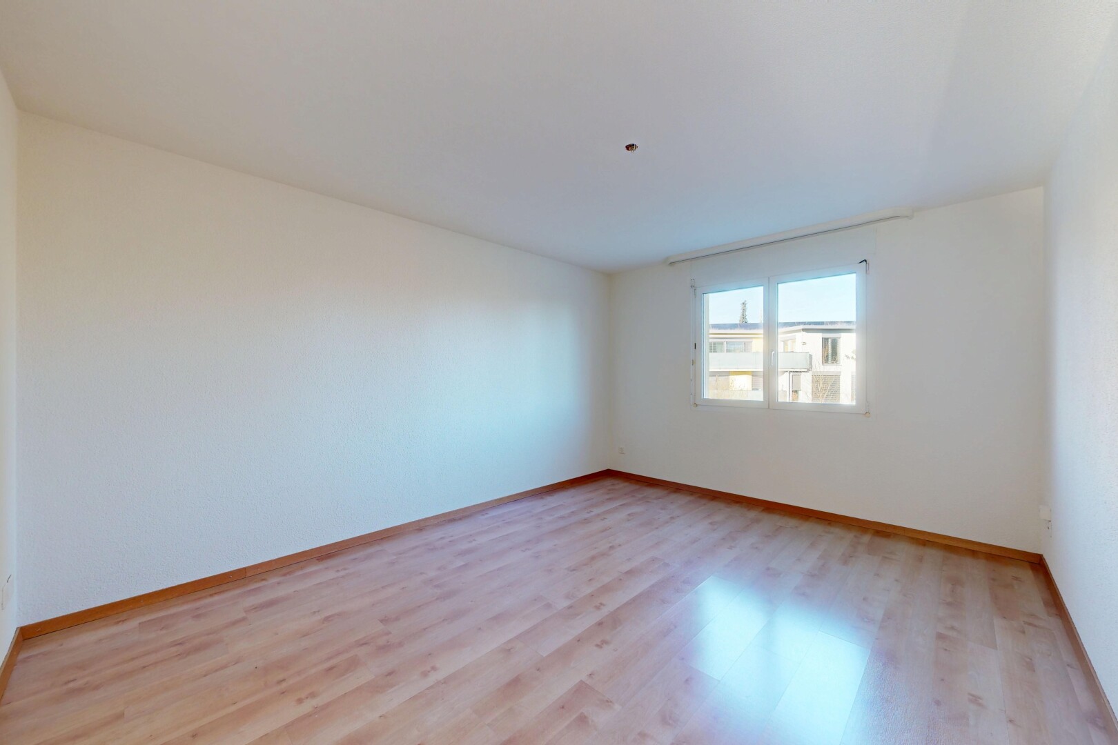 pièce vide avec lumière naturelle, natural light, sol en finition bois, wood finish floor, et inside property