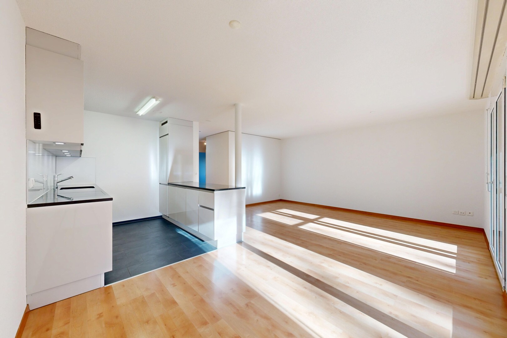 cuisine avec sol en finition bois, wood finish floor, cloison sèche, drywall, et inside property