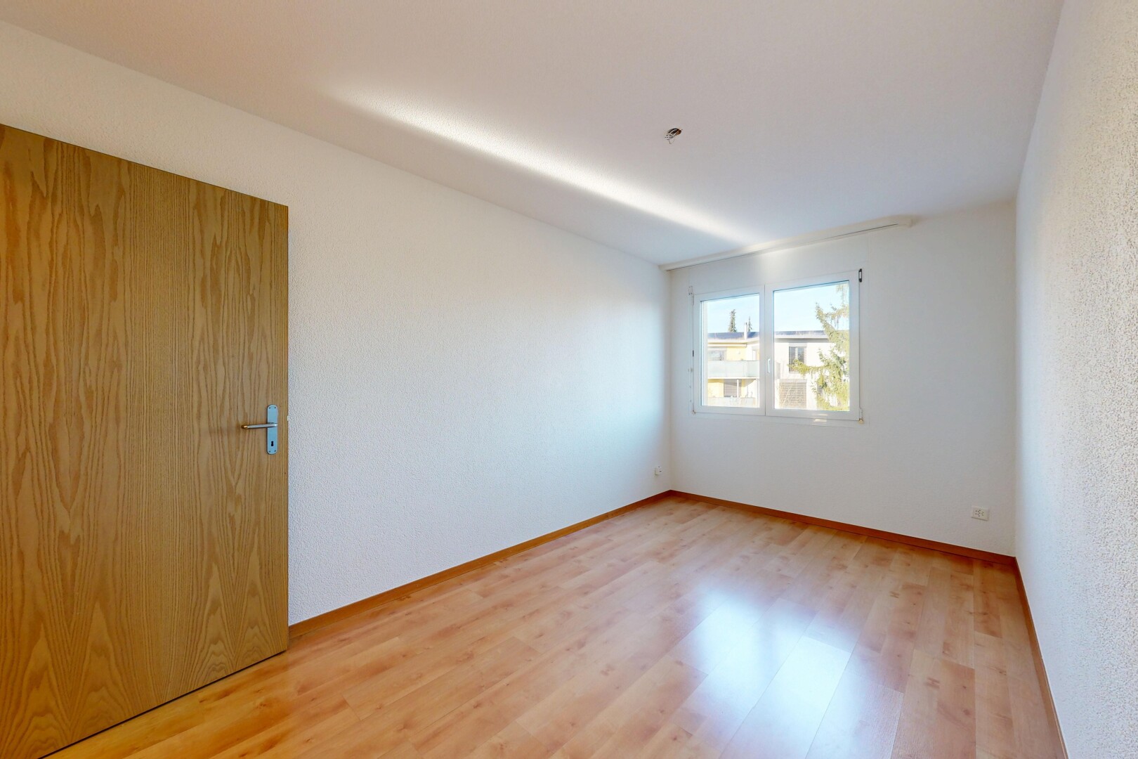 pièce vide avec lumière naturelle, natural light, sol en finition bois, wood finish floor, et inside property