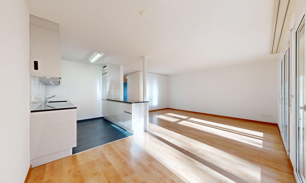 cuisine avec sol en finition bois, wood finish floor, cloison sèche, drywall, et inside property