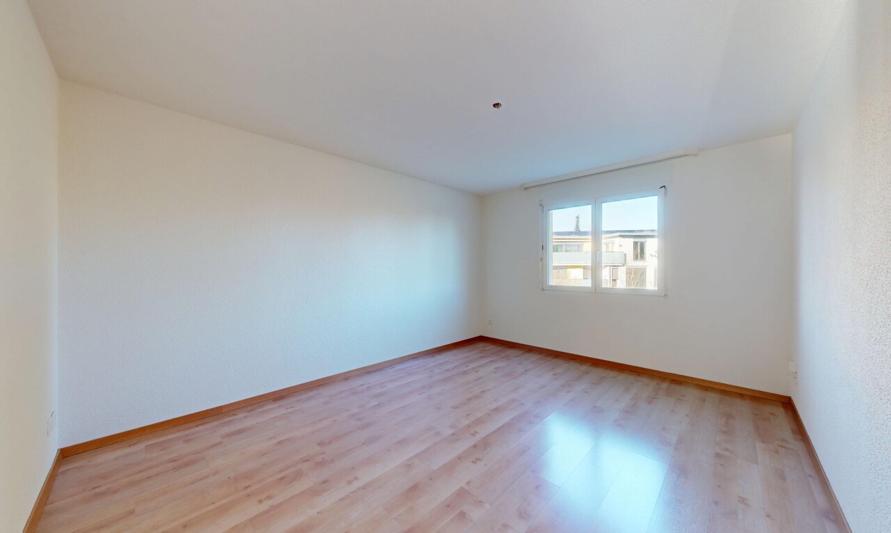 pièce vide avec lumière naturelle, natural light, sol en finition bois, wood finish floor, et inside property