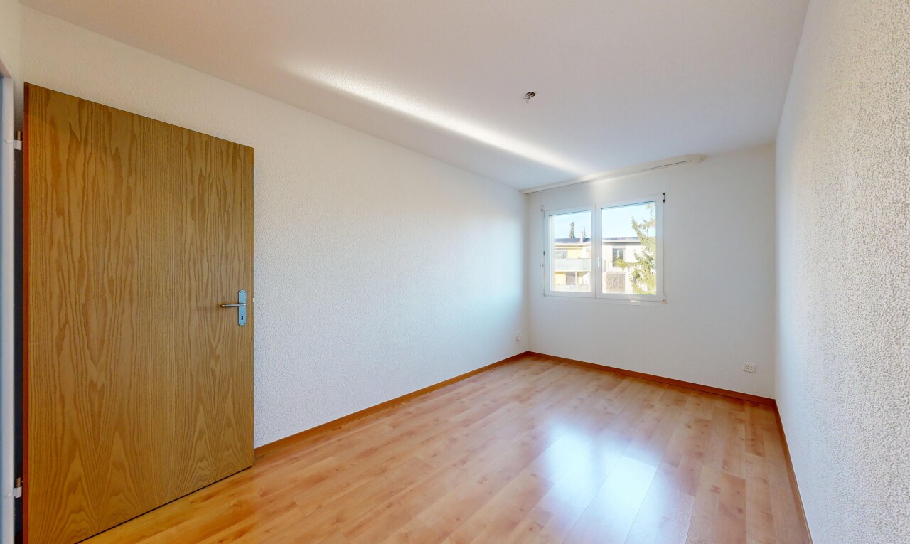 pièce vide avec lumière naturelle, natural light, sol en finition bois, wood finish floor, et inside property
