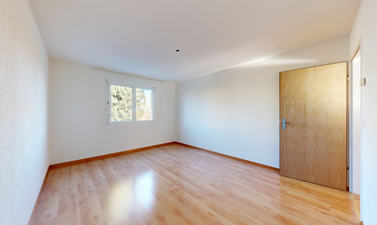 pièce vide avec lumière naturelle, natural light, inside property, sol en finition bois, et wood finish floor