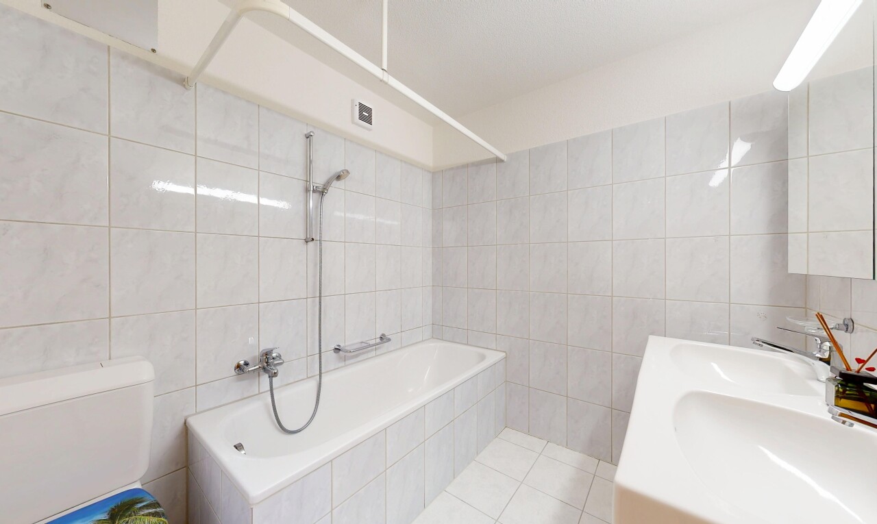 salle de bains avec mur en carrelage, tile wall, douche-bain combinés, salle de bain complète, et toilette