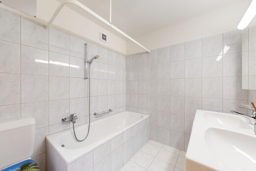 salle de bains avec mur en carrelage, tile wall, douche-bain combinés, salle de bain complète, et toilette