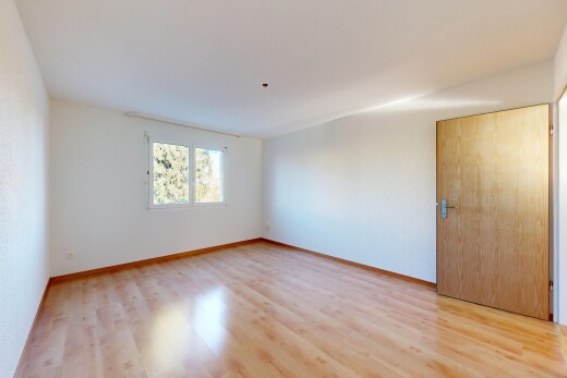 pièce vide avec lumière naturelle, natural light, inside property, sol en finition bois, et wood finish floor
