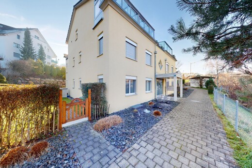 außenansicht mit zaun, tor, stuckverkleidung, und day time