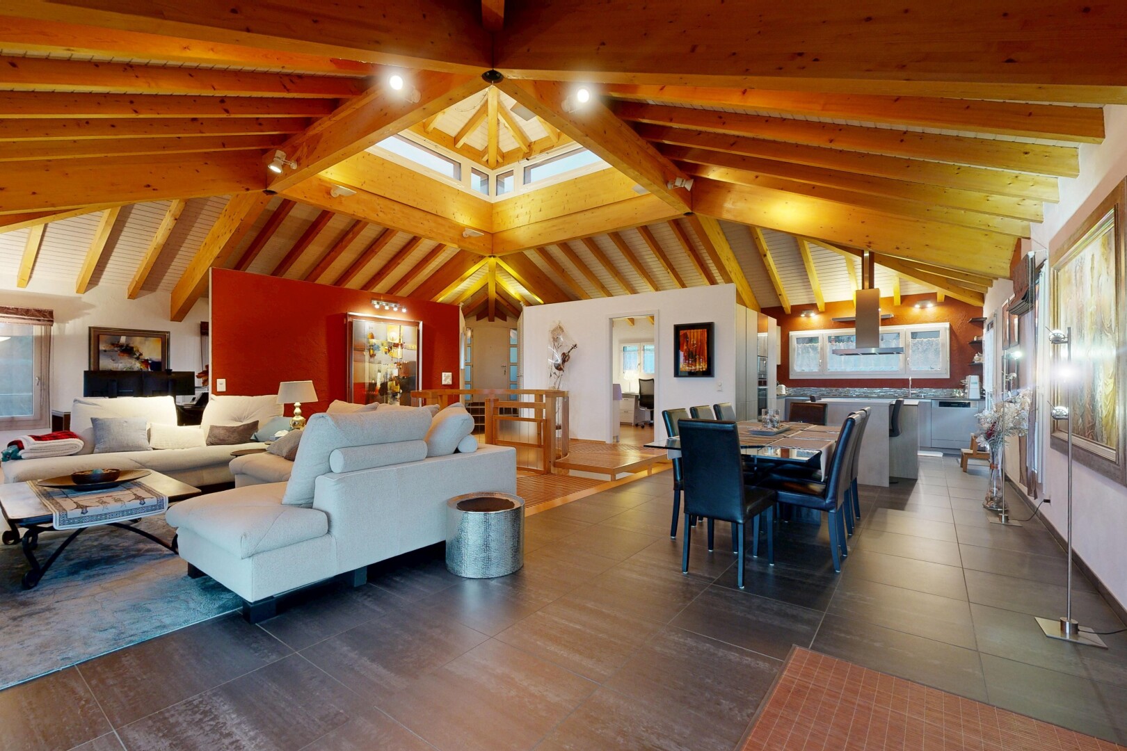 salon / salle à manger avec inside community, plafond voûté, vaulted ceiling, plafond cathédrale, et cathedral ceiling