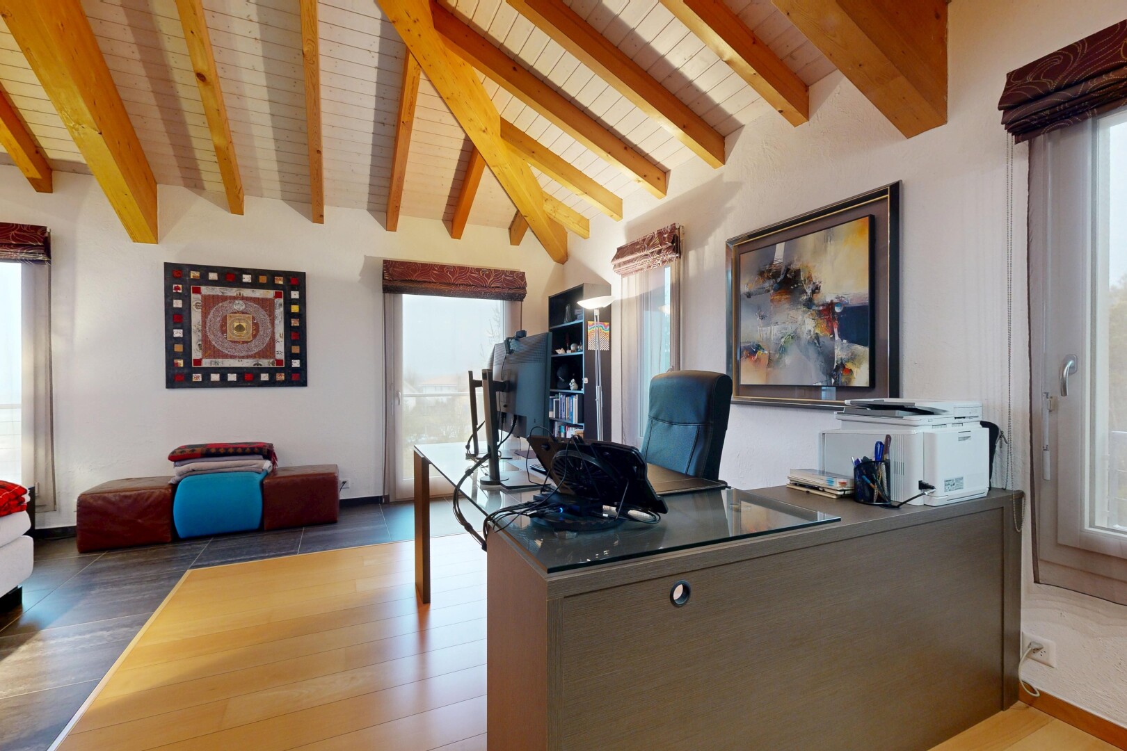 cuisine avec inside property, plafond à poutres, beamed ceiling, plafond voûté, et vaulted ceiling