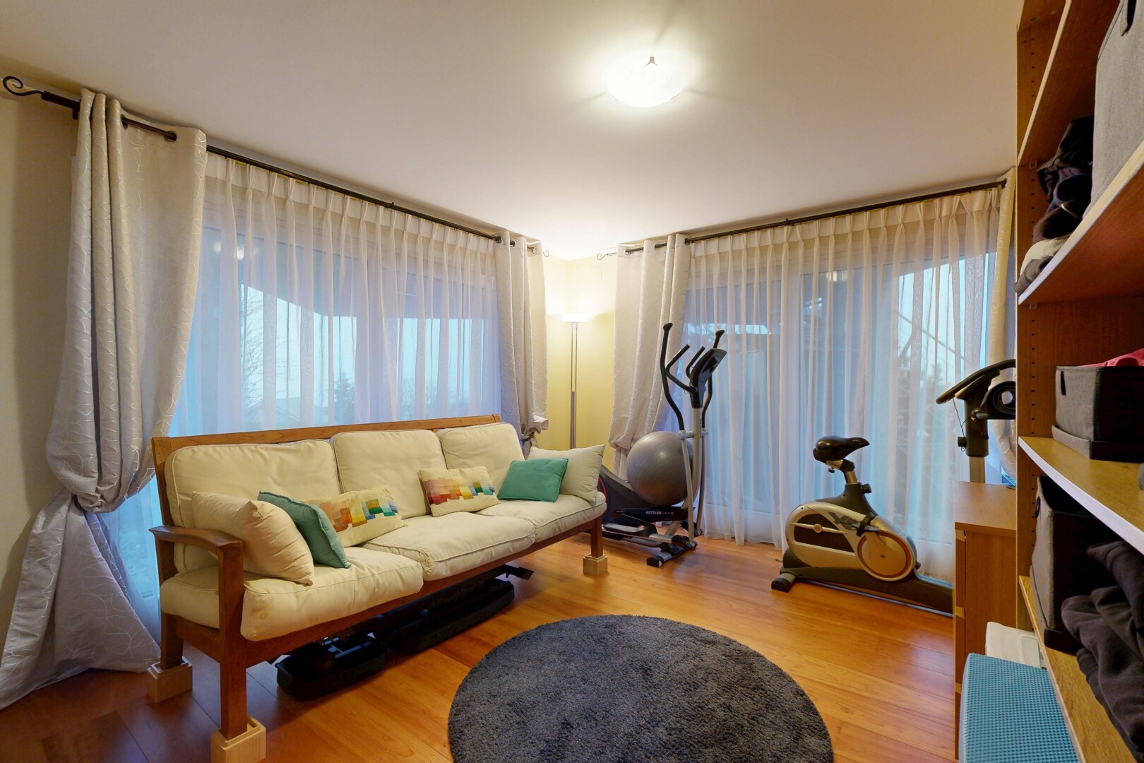 salon avec sol en finition bois, wood finish floor, inside property, lumière naturelle, et natural light