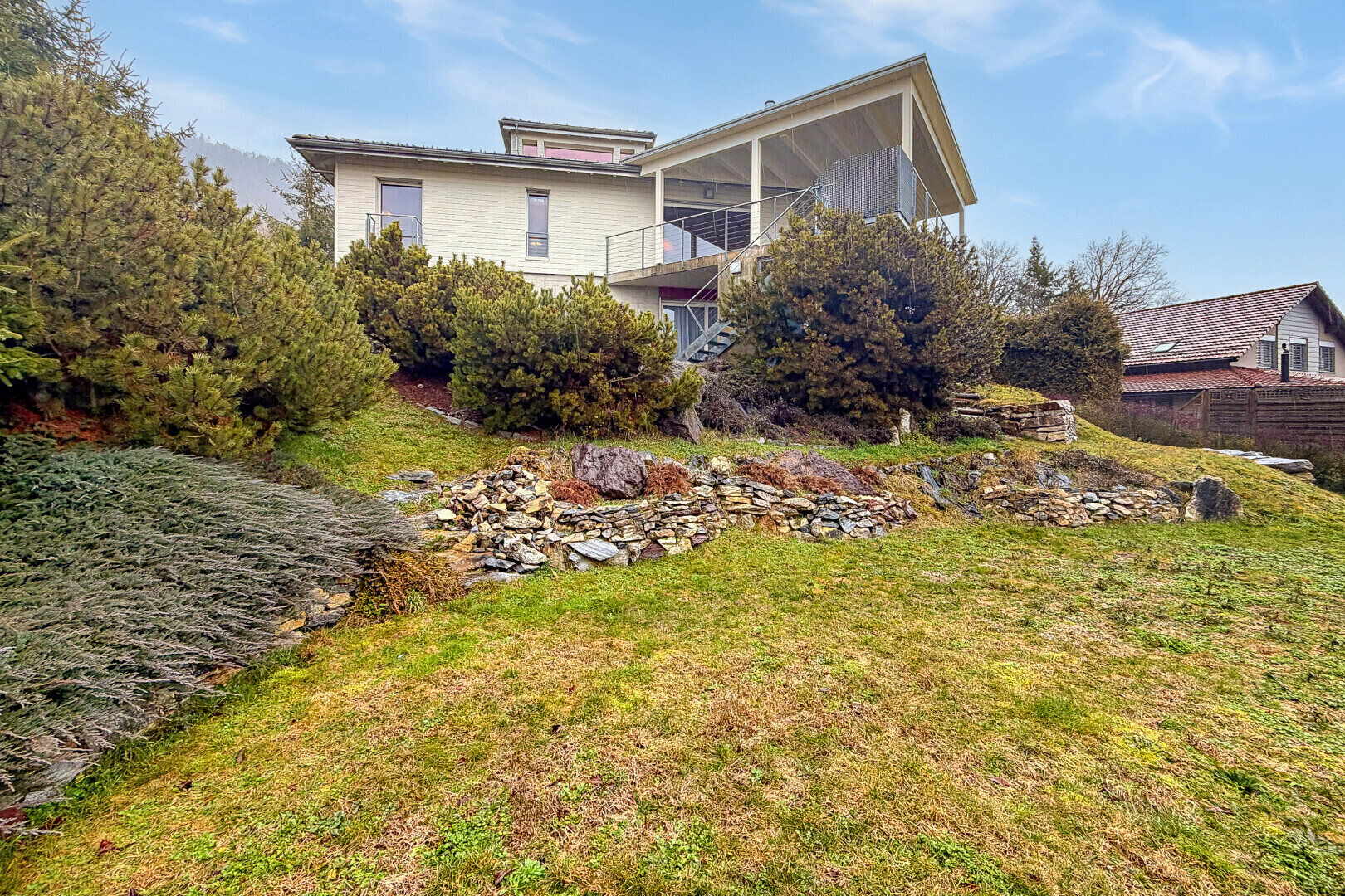 jardin avec day time, pelouse, property visible, escaliers, et terrasse