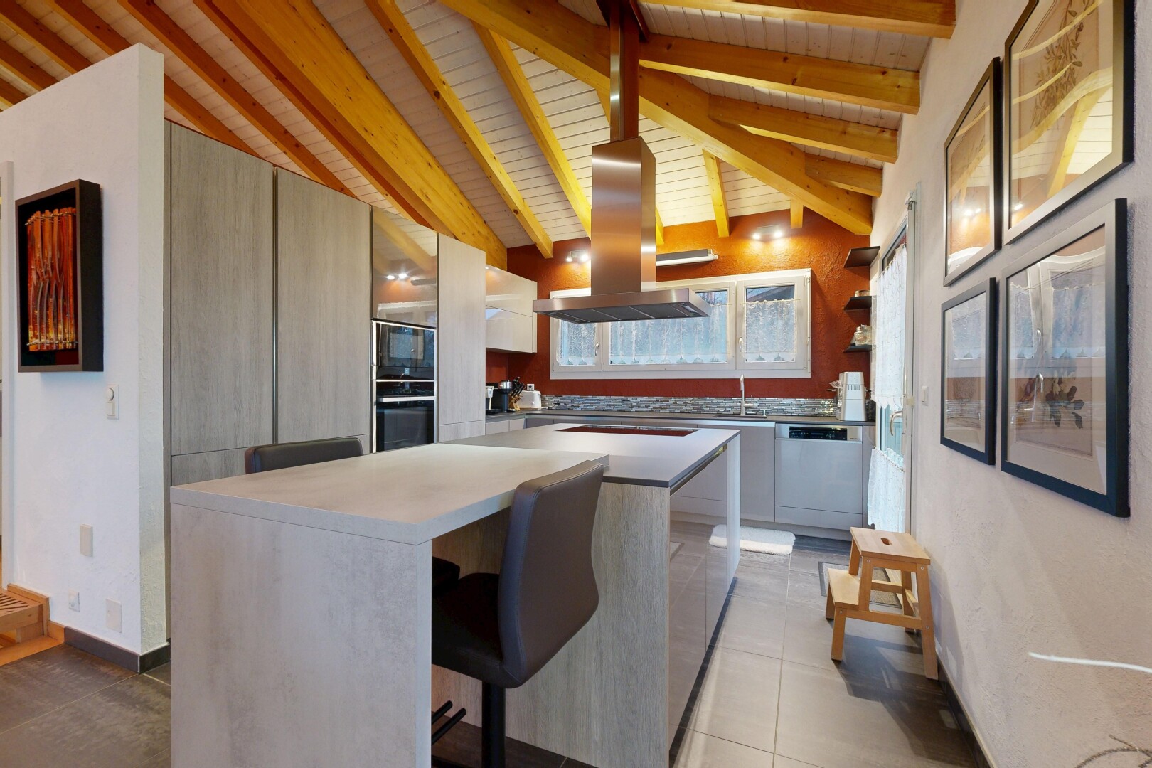 cuisine avec armoires à panneau plat, flat panel cabinets, bar de cuisine, kitchen bar, et îlot de cuisine