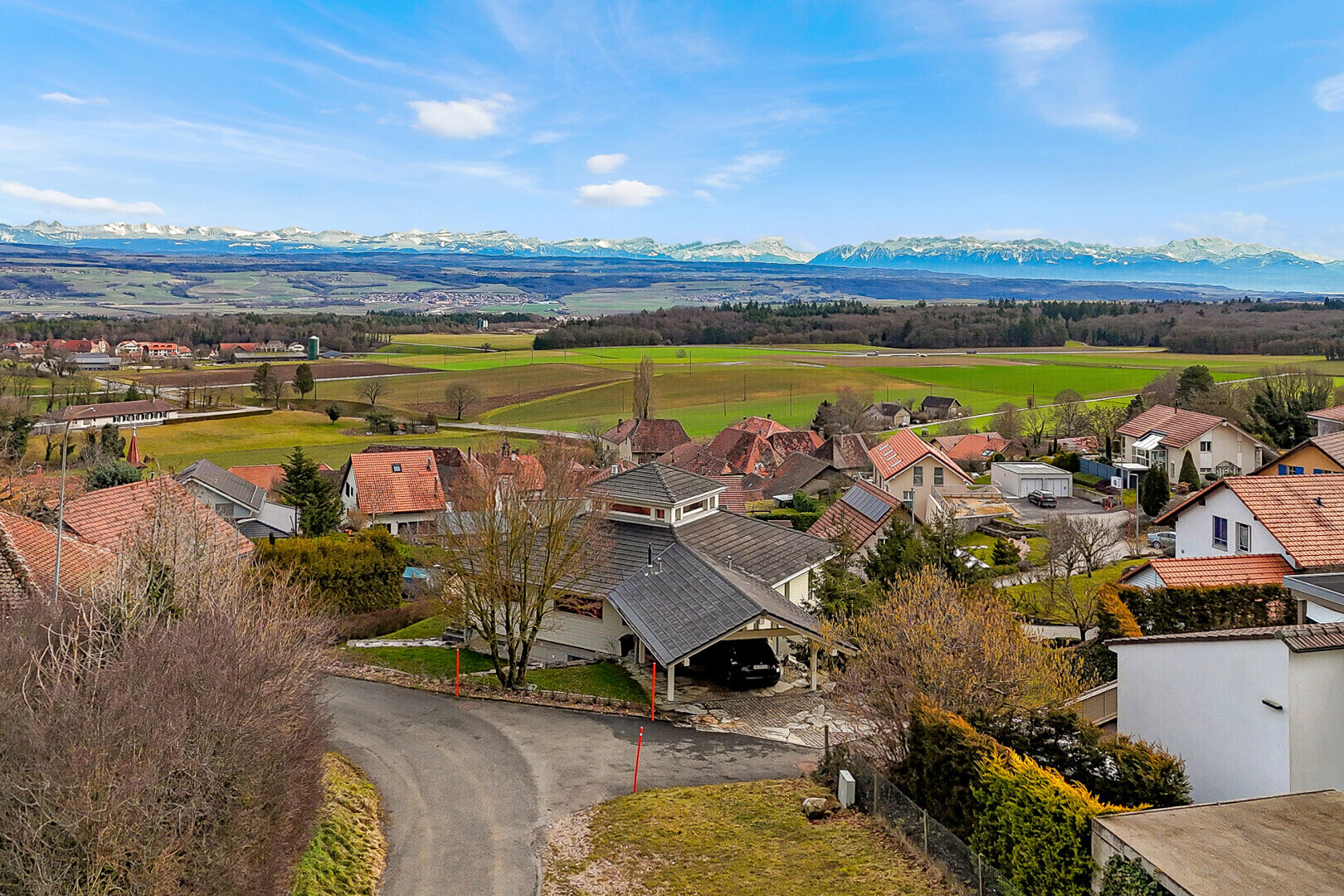 vue sur la montagne avec vue résidentielle, residential view, day time, vue sur la montagne, et mountain view