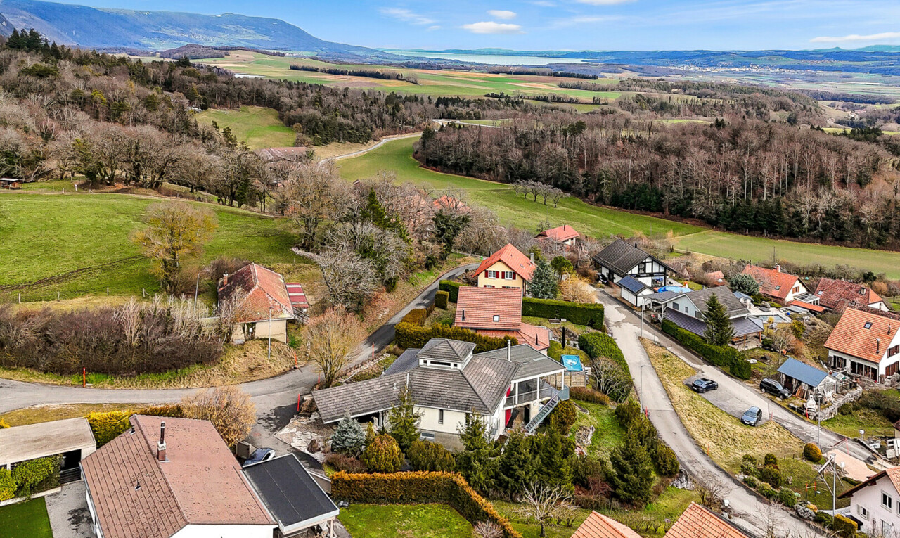 vue sur la montagne avec day time, aerial view, vue résidentielle, et residential view