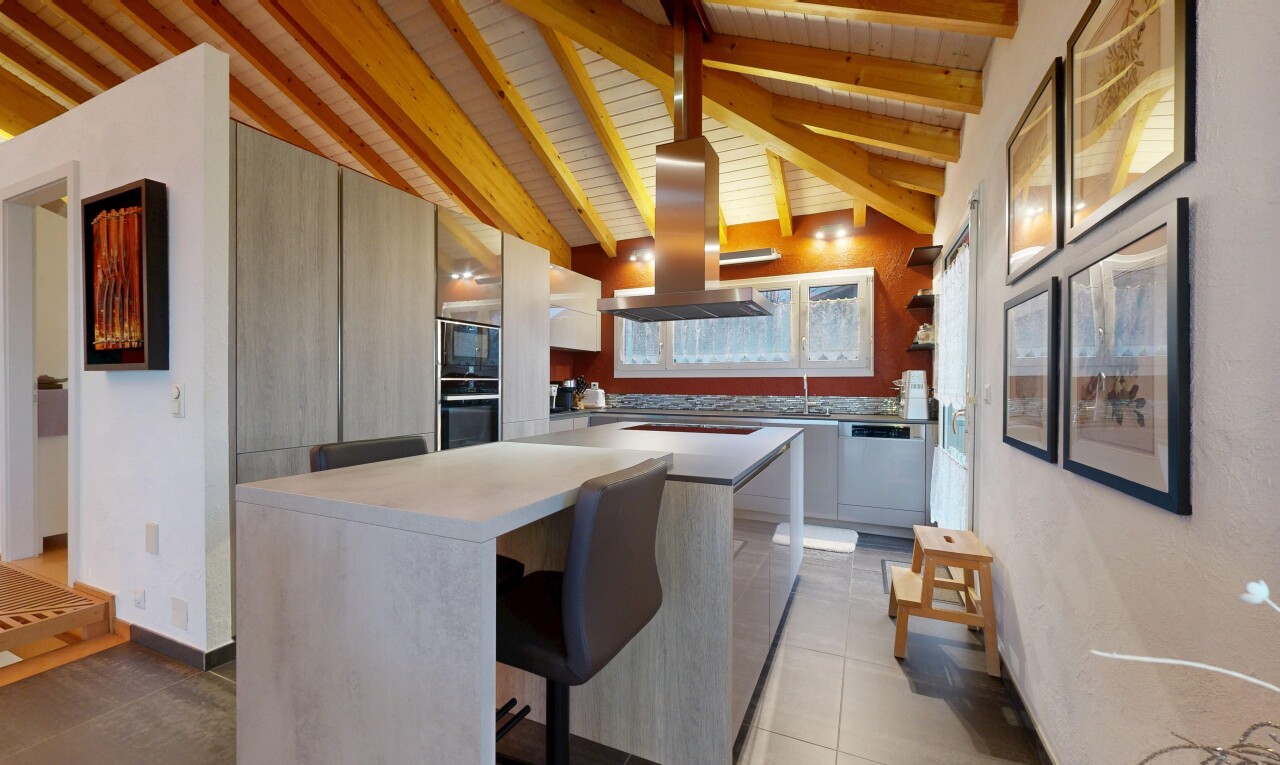 cuisine avec armoires à panneau plat, flat panel cabinets, bar de cuisine, kitchen bar, et îlot de cuisine
