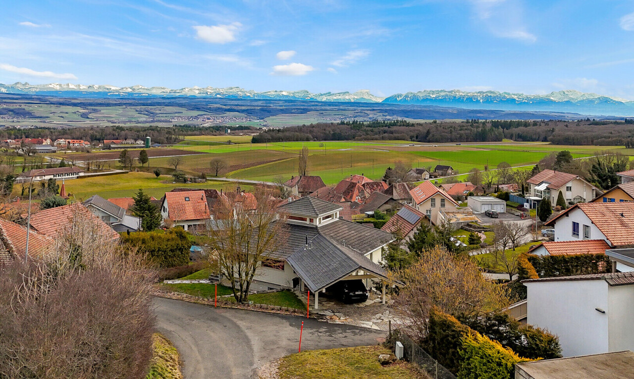 vue sur la montagne avec vue résidentielle, residential view, day time, vue sur la montagne, et mountain view