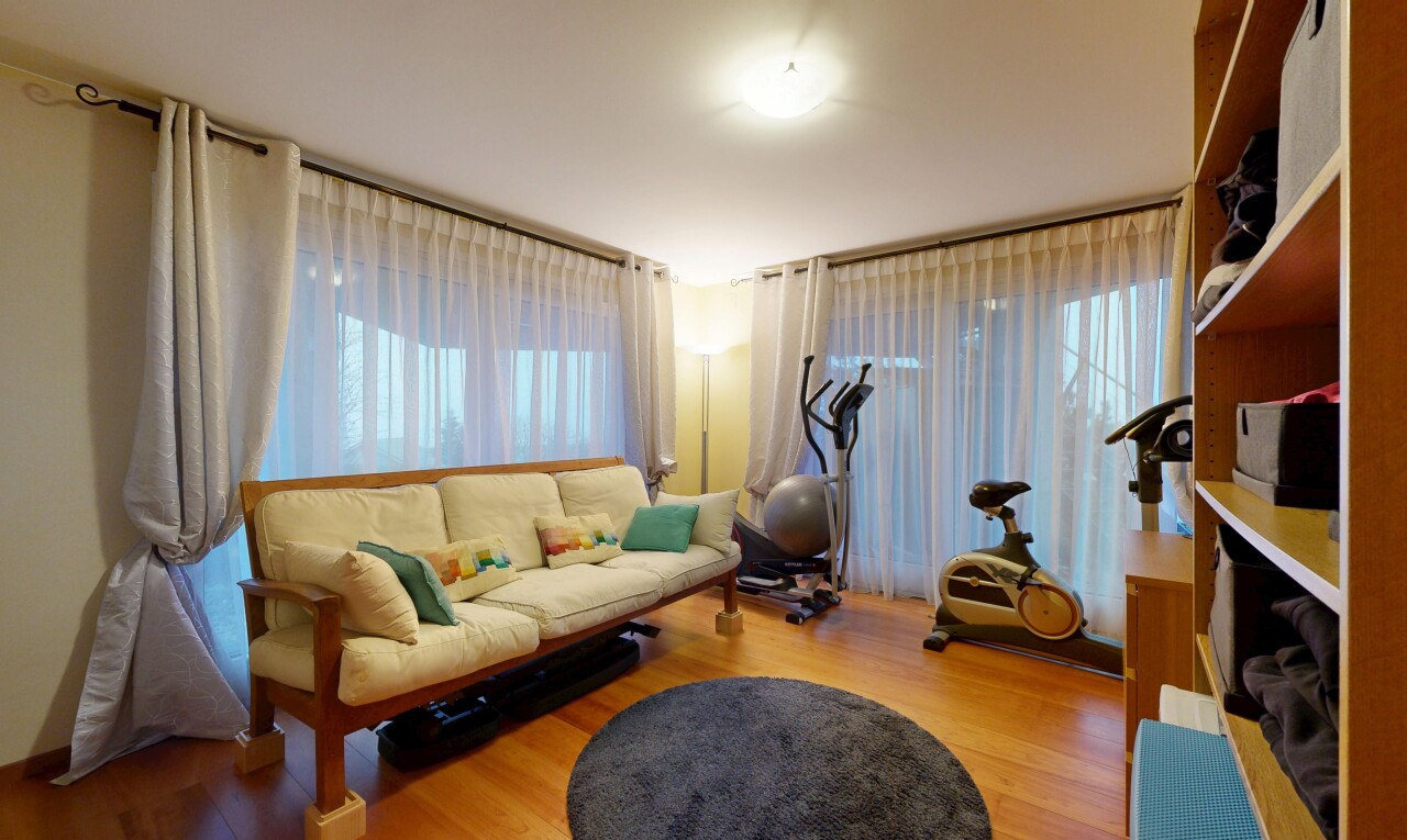 salon avec sol en finition bois, wood finish floor, inside property, lumière naturelle, et natural light