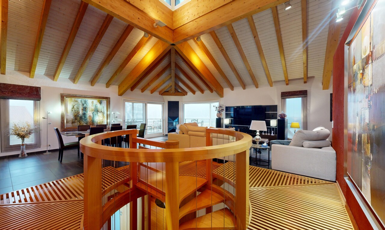 salle à manger avec plafond voûté, vaulted ceiling, inside community, lumière naturelle, et natural light