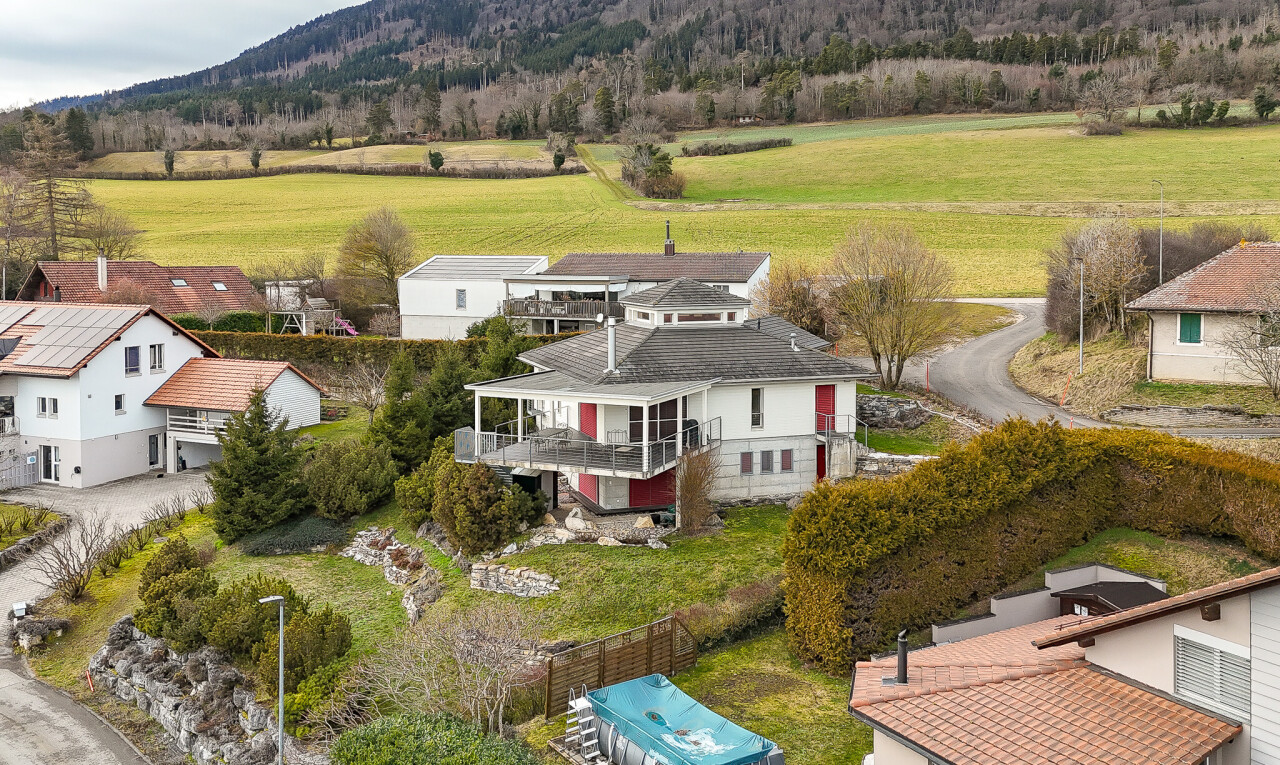 façade avec balcon, clôture, drone view, et pelouse