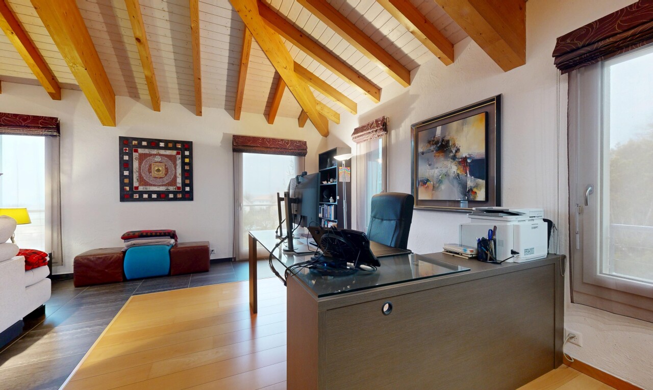 cuisine avec inside property, plafond à poutres, beamed ceiling, plafond voûté, et vaulted ceiling