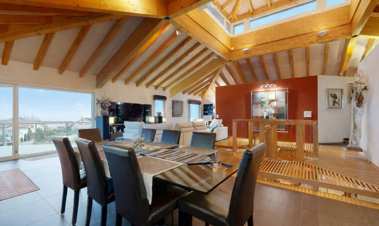 salle à manger avec inside property, vaulted ceiling, plafond voûté, natural light, et lumière naturelle