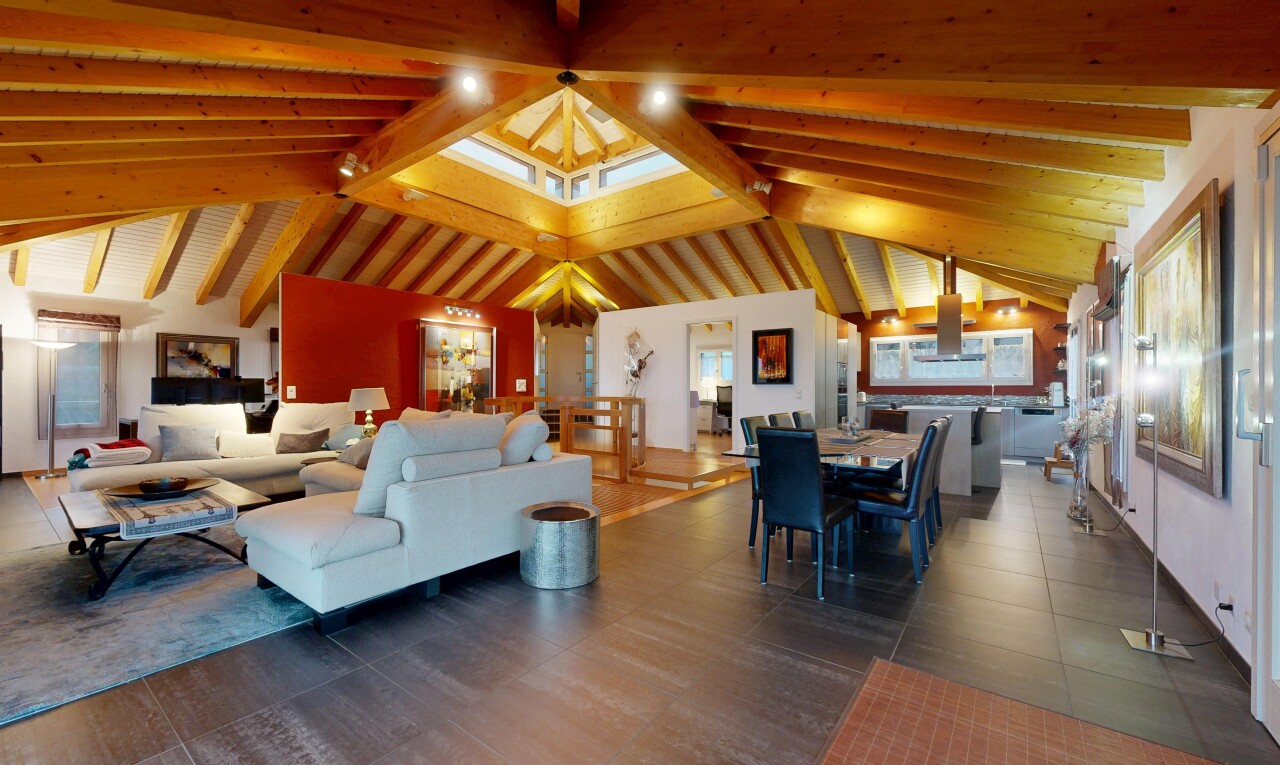 salon / salle à manger avec inside community, plafond voûté, vaulted ceiling, plafond cathédrale, et cathedral ceiling