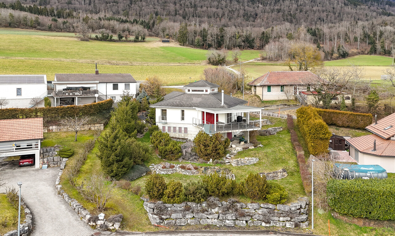 façade avec vue sur la forêt, forest view, et property visible