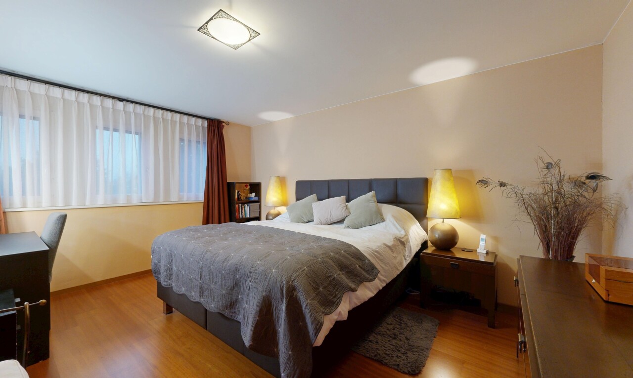 chambre avec drywall, cloison sèche, wood finish floor, sol en finition bois, et inside property