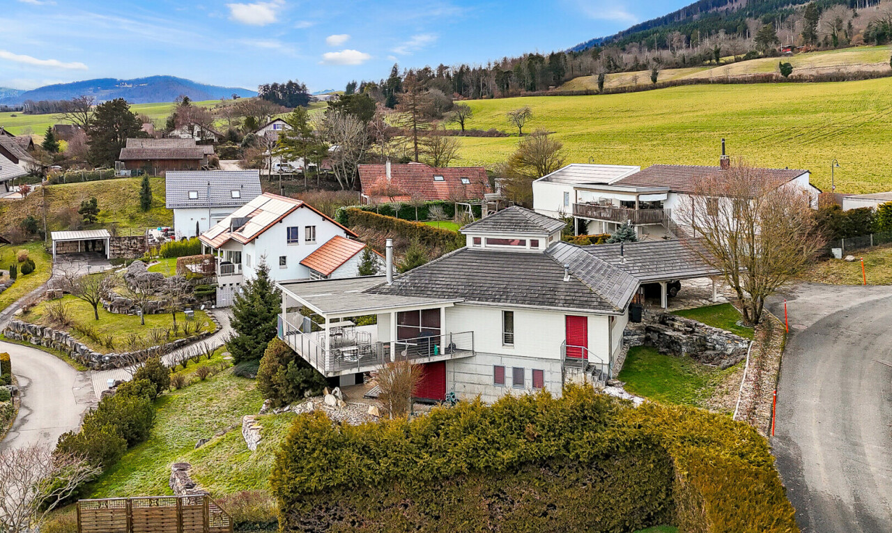 façade avec balcon, mountain view, vue sur la montagne, day time, et rural view